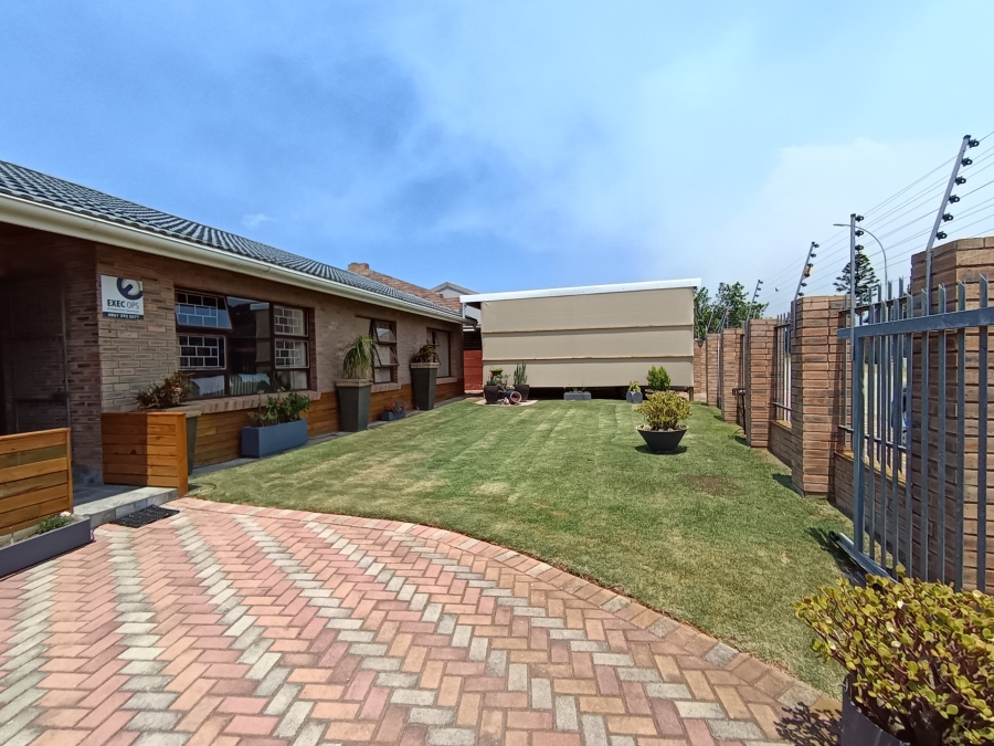 4 Bedroom Property for Sale in Wavecrest Eastern Cape